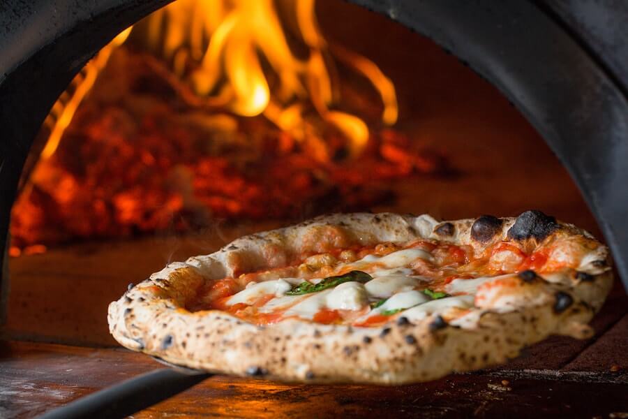 Charming wood fired pizzeria for weddings, paries & events